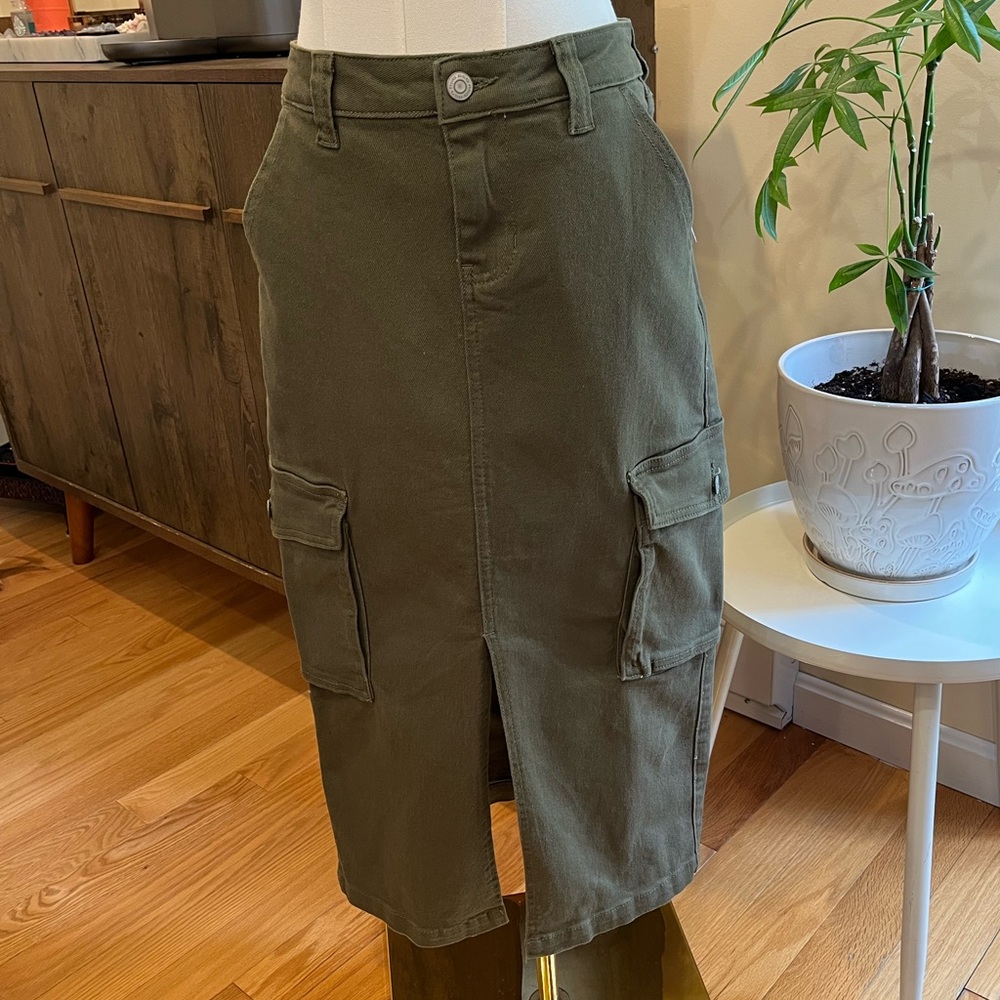 RSQ Mid Rise Cargo Midi Skirt. Dark Olive Green. Size 26. - Picture 2 of 7